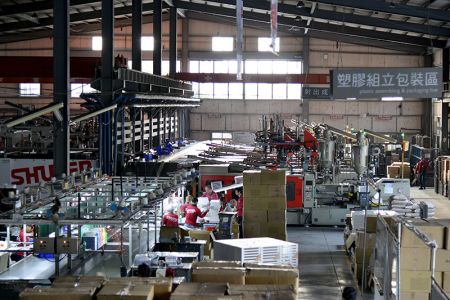 Assembly and packing line for plastic products