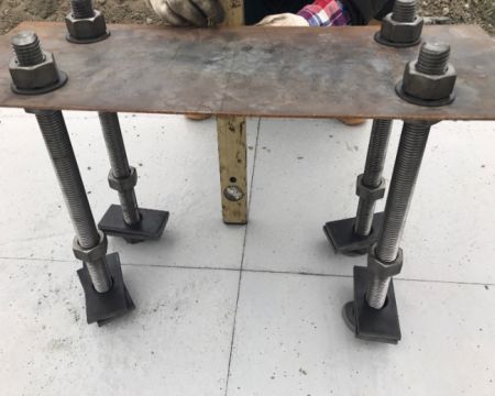 Instalación de placa base de columna de acero y perno de anclaje empotrado