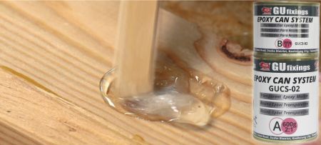 Ruční míchání transparentní epoxidové pryskyřice pro lepení dílů