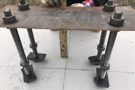 Instalación de placa base de columna de acero y perno de anclaje integrado