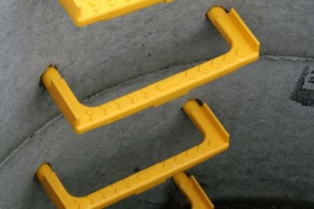Keo epoxy chống ăn mòn để cố định các bậc thang trong nước thải