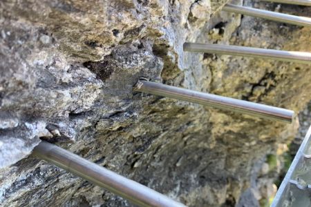 تثبيت القضبان الفولاذية على الحجر الطبيعي لتأمين الفجوات المتساقطة