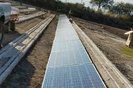 Sistema de montaje de panel solar con anclaje químico epoxi tropical