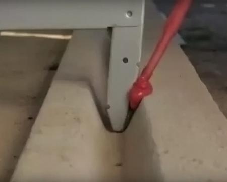 Chemické kotvicí lepidlo pro lepení ocelového držáku na beton