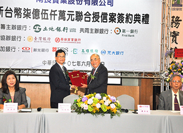 Tuyin đã ký hợp đồng với Nam Liong / He Yingming (thứ hai từ trái sang), Phó tổng giám đốc Land Bank, và Shao Ten Po (thứ hai từ phải sang), chủ tịch Nam Liong Industrial. Hình / Đề nghị của Ngân hàng Đất đai
