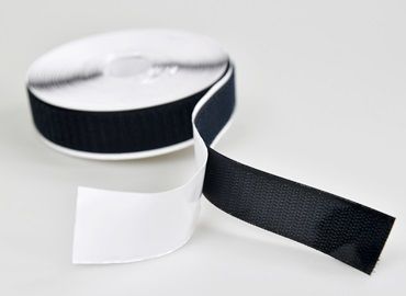 背膠黏扣帶 - 背膠黏扣帶係於黏扣帶背面塗佈一層膠料，使其具有較方便固定的能力。