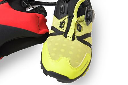 熱可塑性發泡材做出的鞋子。