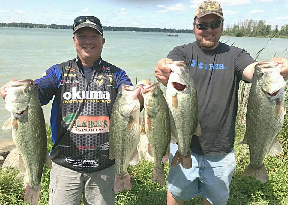 рыбалка. рыбалка фото. девушка со спиннингом. ок фишинг. человек рыбачит.