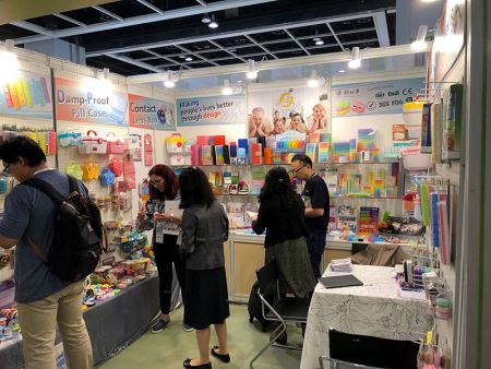 Overseas buyer visit our booth in HK.