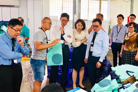 Eva Air besucht die Tienyih-Vliesstoff-Produktionslinie.