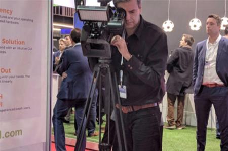 Data & Cloud EXPO Brussel'de gazeteci röportajı