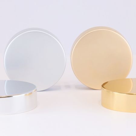 Standardkappe aus gold- und silberfarbenem Aluminium (Kappen in Frontlinie). Mattgold- und silberfarbene Aluminiumkappe (Kappen stehen hinten)