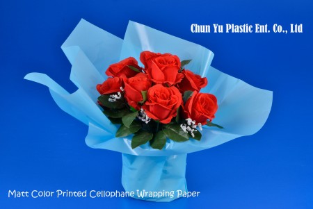 Целофановий обгортковий папір BOPP з матовим кольоровим друком - Букет зрізаних квітів, загорнутий у прозорий целофановий папір з матовим принтом