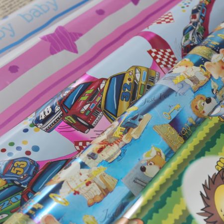 PAPEL DE REGALO BOPP METALIZADO CUMPLEAÑOS INFANTIL - Papel de regalo de BOPP metalizado estampado con diseños infantiles para fiestas de cumpleaños.