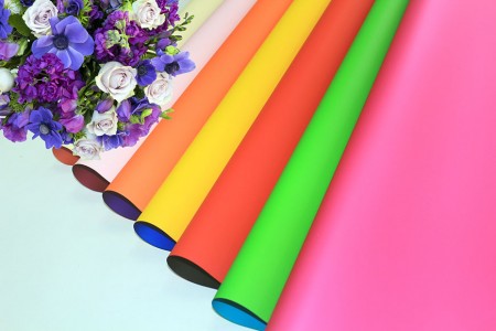 PP-Synthetik mit farbig bedruckter Blumen- und Geschenkverpackung (Perlenfolie) - Farbig bedruckte, perlmuttfarbene Blumen- und Geschenkverpackung in Rolle und Bogen