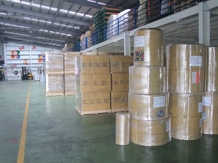 Готове до відвантаження виробництво подарункового пакувального паперу в величезному рулоні.