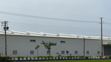 Sistem ventilasi di atap pabrik memaksa udara panas di dalam lokasi produksi menguap dan mengurangi suhu dalam ruangan