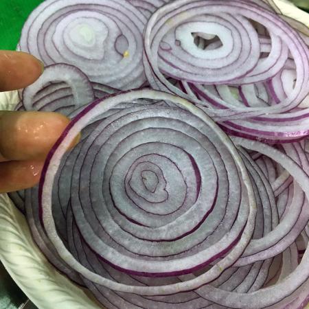 Can quickly slice the onions to specific specification, mass production.