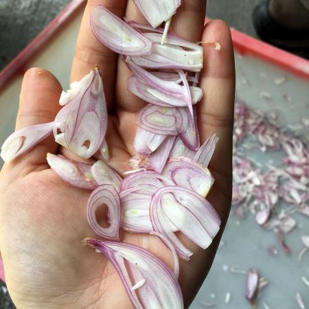 It can cut red onions to even thickness, process quickly.