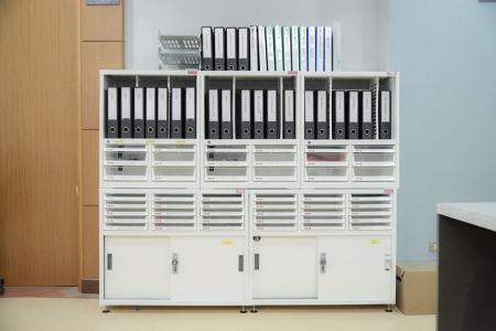 Mobile in acciaio con cassetti in plastica - Sistemi di archiviazione documenti da tavolo o da parete per uso domestico e d'ufficio.
