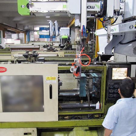 Robotic automation system of plastic injection molding machines