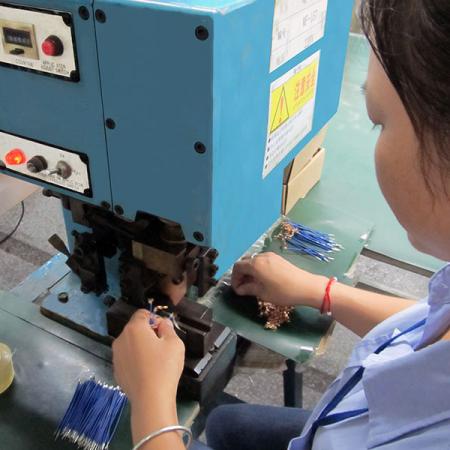 Pemotongan dan pengupasan kawat untuk produksi wire harness