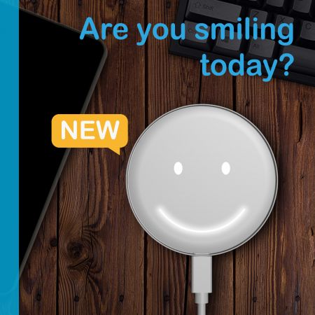 شاحن لاسلكي Smiley للتفاعل مع المستخدم بقوة 15 واط - شاحن لاسلكي مبتسم للتفاعل مع المستخدم