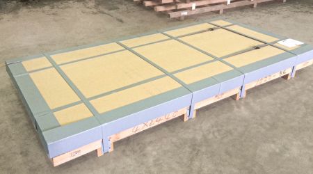 Stainless steel plates placed on wooden pallets and fully packaged with lining paper and ties