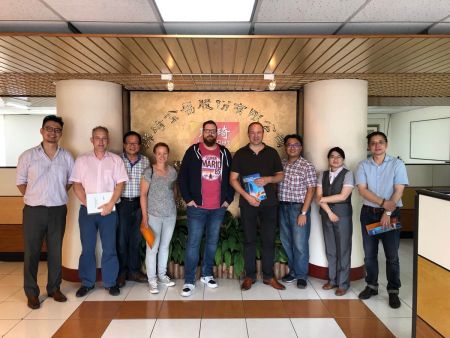 Foreign clients visit Lienchy Metal's office 02