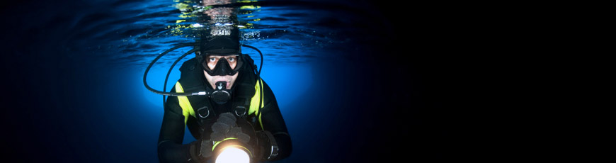 Linterna a prueba de agua para usar bajo aguas profundas