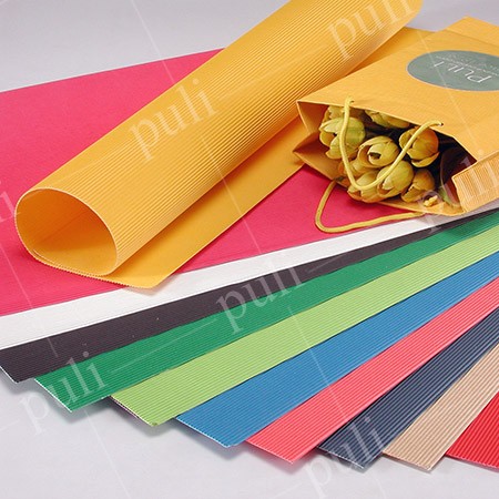 Folha de papel ondulado colorido e flauta