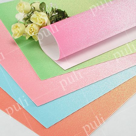 Folha de papel ondulado colorido e flauta