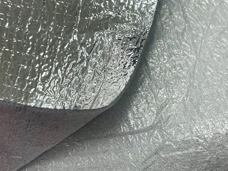 Bantalan insulasi panas terbuat dari aluminium foil yang terpasang.