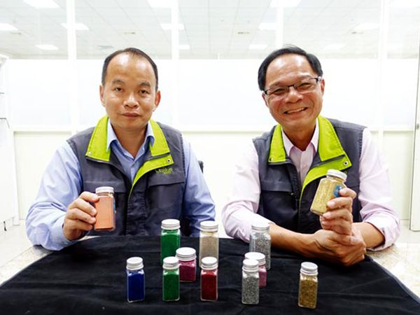 台灣真空鍍膜公司董事長陳彥伯（右）、總經理林志峰和環保金蔥膜製成的亮粉合影。
