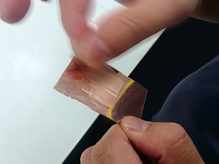 百格测试：用百格刀于烫印部分做切割后，使用3M-610胶带快速撕起，无脱落或轻微脱落视为合格品。