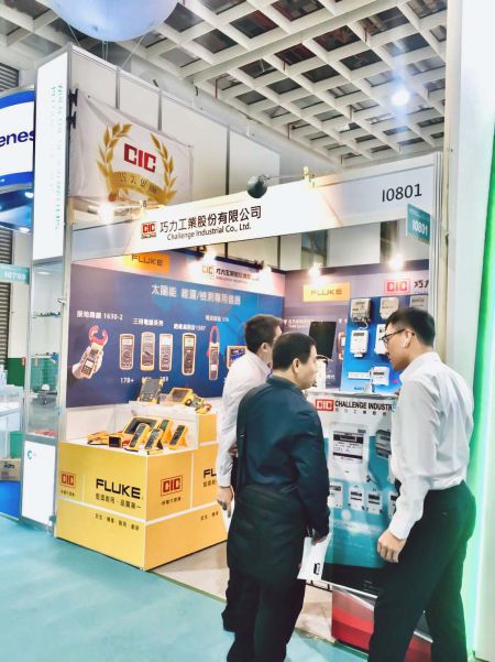 A representative of CIC (Challenge Industrial Co., Ltd.) interacting with visitors during  "2019 Energy Taiwan"