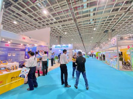 Representatives of CIC (Challenge Industrial Co., Ltd.) and FLUKE, at work during the "2019 Energy Taiwan" Exhibition