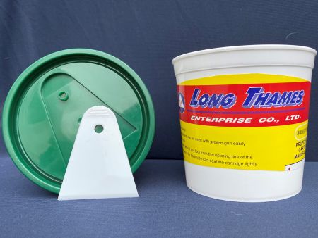 Barril de plástico com alça de raspador - Volume: 600 ml / 0,6 L, HDPE, cagar branco, tampa verde, lata branca
