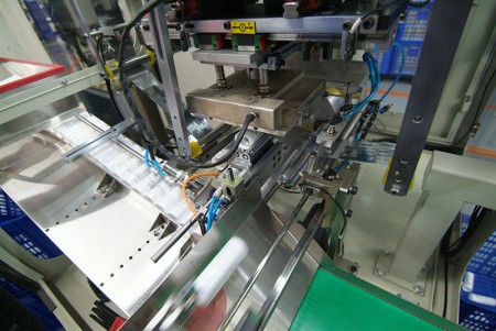 Manipolazione della superficie per stampa a caldo di tubi per imballaggio cosmetico.