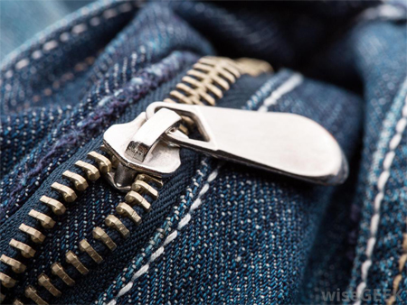 Fermeture à glissière en métal pour les jeans appliqués.