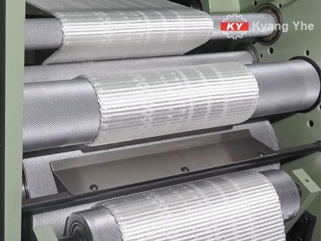 KY Heavy Narrow Fabric Needle Loom - Le rouleau à double rouleau est utilisé pour extraire en douceur le produit fini lourd.