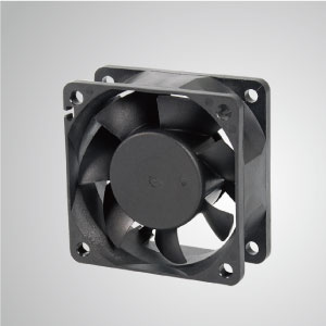 El ventilador de enfriamiento TITAN- DC con ventilador de 60 mm x 60 mm x 25 mm proporciona tipos versátiles para las necesidades del usuario.